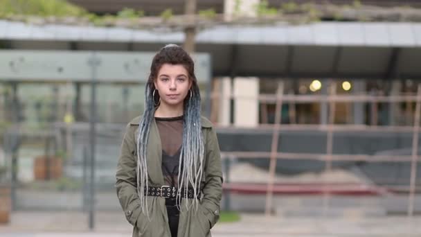 Rastalı Genç Güzel Gülümseyen Bir Kadının Portresini Yakından Çek Neşeyle — Stok video