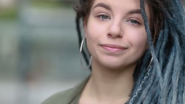 Close Retrato Uma Jovem Mulher Muito Sorridente Com Dreadlocks Alegremente — Vídeo de Stock