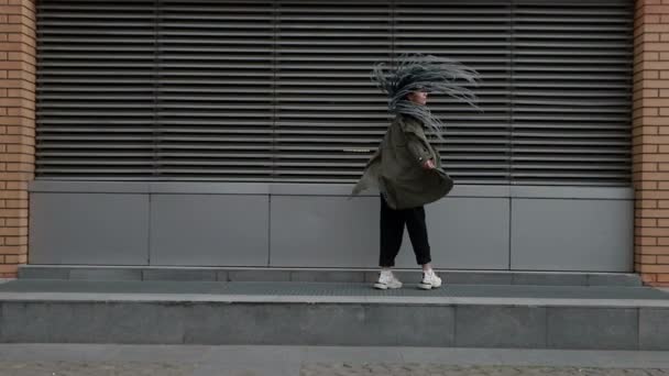 Chica Atractiva Con Rastas Azules Bailando Calle Sacudiendo Rastas Mujer — Vídeos de Stock