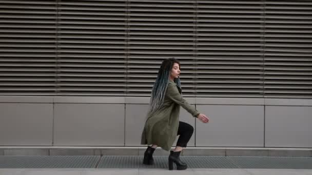 迷人的女孩带着蓝色的可怕的头发在街上跳舞 摇曳着可怕的头发 在街上站着一个有着可怕头发的女人 女孩的头发在风中飘扬 — 图库视频影像