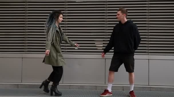 ストリートダンス プロのダンサーの若いカップルが踊る 現代のダンサーが路上で踊っている 都市生活 男の子と女の子の感情的な動きのビデオです ドレッドロックの女 — ストック動画
