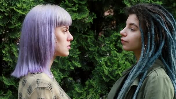 Lesbianas Lgbt Besan Aire Libre Bajo Luz Del Sol Hermosas — Vídeos de Stock