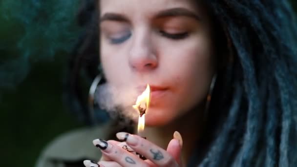 Frau Die Bei Sonnenuntergang Cannabis Raucht Aus Nächster Nähe Die — Stockvideo