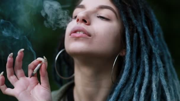 Frau Die Bei Sonnenuntergang Cannabis Raucht Aus Nächster Nähe Die — Stockvideo