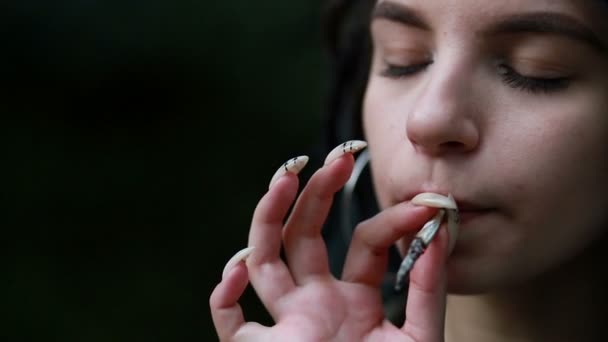 Mujer Fumando Cannabis Atardecer Cerca Mujer Enrolló Porro Marihuana Fresca — Vídeos de Stock