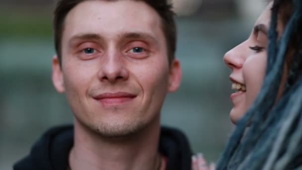 Jong Gelukkig Liefdevol Stel Dat Buiten Straat Loopt Plezier Heeft — Stockvideo