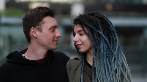 Fiatal Boldog Szerelmespár Sétál Utcára Szórakozni Pár Kéz Kézben Szerelmesek — Stock videók