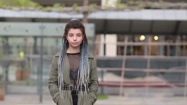 Rastalı Genç Güzel Gülümseyen Bir Kadının Portresini Yakından Çek Neşeyle — Stok video
