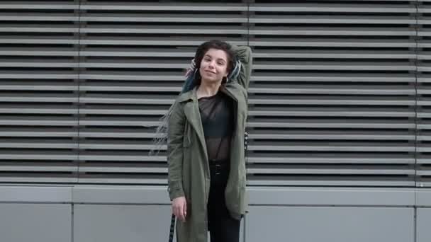 Jolie Fille Avec Des Dreadlocks Bleus Dansant Dans Rue Secouant — Video