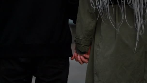 年轻快乐的恋人在街上散步 玩得很开心 情侣牵手 爱玩的夫妻 拥抱旋转在一起的快乐 有可怕头发的女人亲一下 — 图库视频影像
