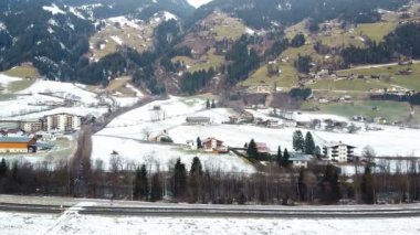 Avusturya 'daki Ischgl kış köyünün insansız hava aracı görüntüleri hâlâ çekiliyor. Karla kaplı köyün üzerinde uçuyor