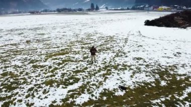 Avusturya 'daki Ischgl kış köyünün insansız hava aracı görüntüleri hâlâ çekiliyor. Karla kaplı köyün üzerinde uçuyor