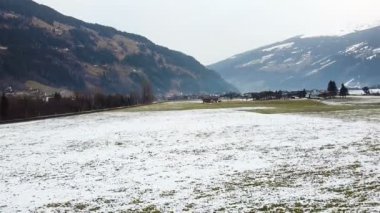 Avusturya 'daki Ischgl kış köyünün insansız hava aracı görüntüleri hâlâ çekiliyor. Karla kaplı köyün üzerinde uçuyor