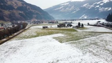 Avusturya 'daki Ischgl kış köyünün insansız hava aracı görüntüleri hâlâ çekiliyor. Karla kaplı köyün üzerinde uçuyor