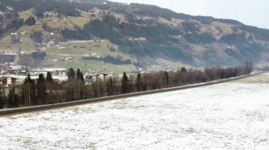 Avusturya 'daki Ischgl kış köyünün insansız hava aracı görüntüleri hâlâ çekiliyor. Karla kaplı köyün üzerinde uçuyor