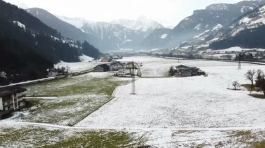 Avusturya 'daki Ischgl kış köyünün insansız hava aracı görüntüleri hâlâ çekiliyor. Karla kaplı köyün üzerinde uçuyor