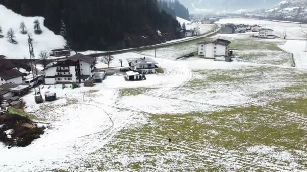 无人机镜头仍在拍摄奥地利的美丽冬季村庄Ischgl 在白雪覆盖的村子里飞过美丽的景色 — 图库视频影像