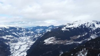 Avusturya 'nın Alpler' in ortasındaki kayak pistleri, teleferikleri ve snowboardcularla güzel bir hava manzarası..