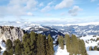 Avusturya 'nın Alpler' in ortasındaki kayak pistleri, teleferikleri ve snowboardcularla güzel bir hava manzarası..
