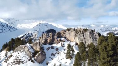 Avusturya 'nın Alpler' in ortasındaki kayak pistleri, teleferikleri ve snowboardcularla güzel bir hava manzarası..