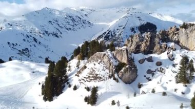 Avusturya 'nın Alpler' in ortasındaki kayak pistleri, teleferikleri ve snowboardcularla güzel bir hava manzarası..