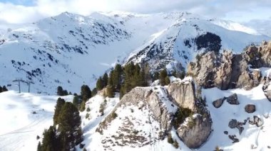 Avusturya 'nın Alpler' in ortasındaki kayak pistleri, teleferikleri ve snowboardcularla güzel bir hava manzarası..