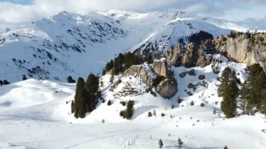 Avusturya 'nın Alpler' in ortasındaki kayak pistleri, teleferikleri ve snowboardcularla güzel bir hava manzarası..