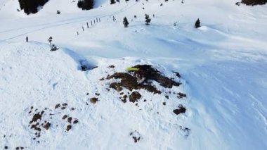 Avusturya 'nın Alpler' in ortasındaki kayak pistleri, teleferikleri ve snowboardcularla güzel bir hava manzarası..