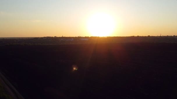 Sonnenuntergang Über Landwirtschaftlichem Land Luftaufnahmen Landschaft Grüne Wiese Und Gepflügtes — Stockvideo