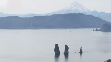Deniz Safari yolculuğu Kamçatka Yarımadası boyunca. Adanın Üç Kardeşi. Rusya.