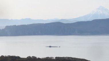 Doğu Arktik Bölgesi için Rusya Federal Güvenlik Teşkilatı Sınır Güvenlik Müdürlüğü ve Pasifik Okyanusu 'ndaki Rus denizaltısı gemilerinin en üst görüntüsü. Avacha Körfezi, Kamçatka Yarımadası.
