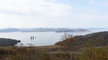 Deniz Safari yolculuğu Kamçatka Yarımadası boyunca. Adanın Üç Kardeşi. Rusya.