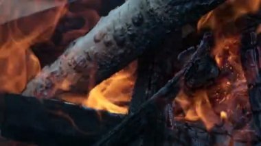 Kamp ateşinin şenlik ateşini yakın, yavaş çekimde odun yakın..