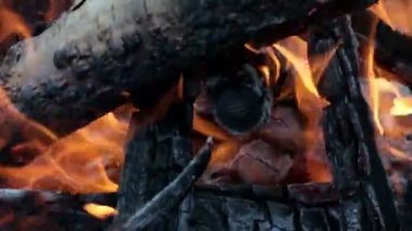 Kamp ateşinin şenlik ateşini yakın, yavaş çekimde odun yakın..
