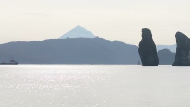 萨法里海沿着堪察加半岛旅行 岛上的三兄弟 俄罗斯 — 图库视频影像