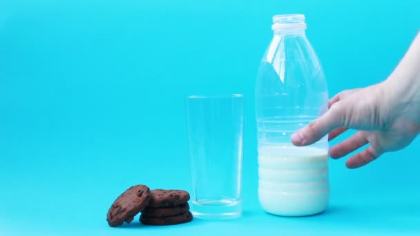 초콜릿 쿠키를 우유에 클로즈업 맛있는 — 비디오