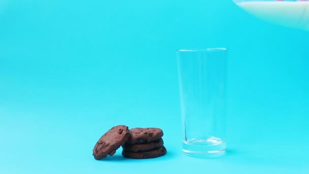 Amerikanische Schokoladenkekse Milch Tauchen Nahaufnahme Leckeres Süßes — Stockvideo