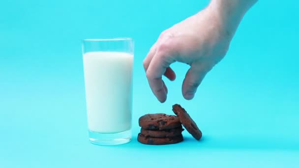 Dompel Amerikaanse Chocoladekoekjes Melk Van Dichtbij Gezien Lekker Zoet Voedsel — Stockvideo