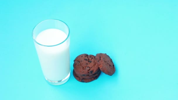 ミルクにアメリカのチョコレートクッキーを浸します クローズアップビュー おいしい甘い食べ物 — ストック動画