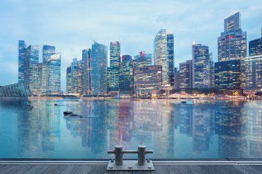 Merkez Singapur manzarası. Finans kuleleri ve alışveriş merkezleri
