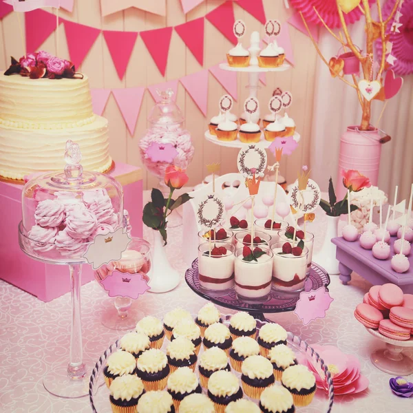 Buffet de vacaciones dulce con cupcakes y merengues — Foto de Stock