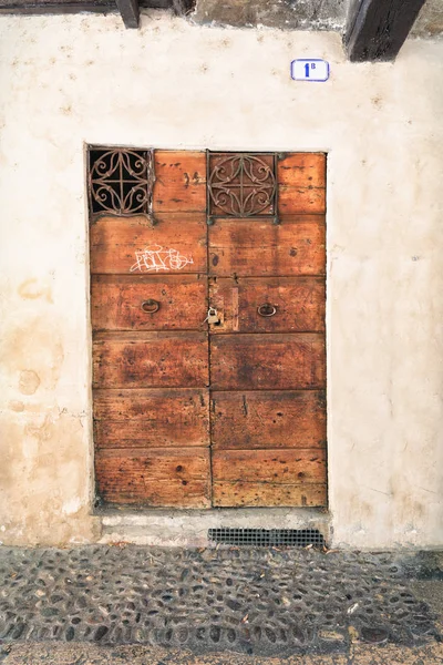 Traditional old european facade with entance door — Stock Photo, Image