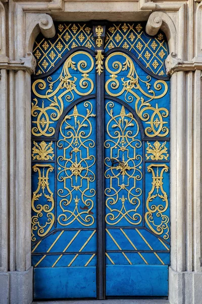 Traditional european facade with entance door — Stock Photo, Image