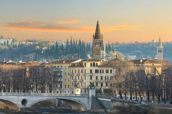 Gamla Verona stad, utsikt över floden — Stockfoto