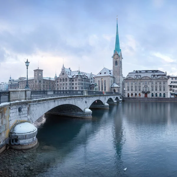 Altstadt Zürich, Blick auf den Fluss — Stockfoto