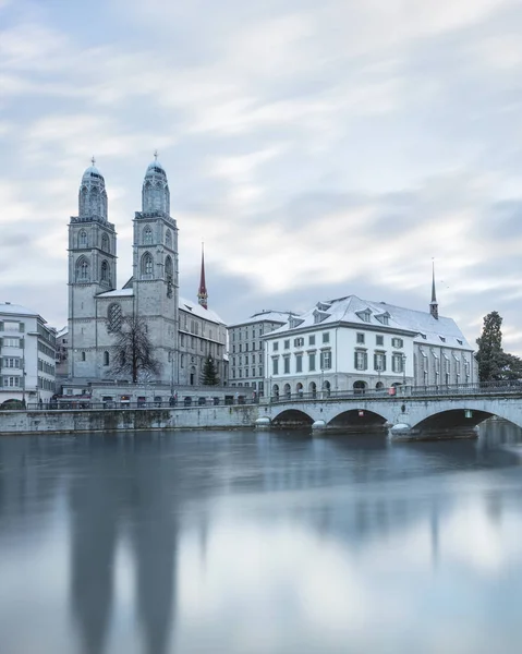 Zürich óvárosában, a river view — Stock Fotó