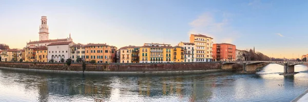 Старый город Вероны, вид на реку — стоковое фото