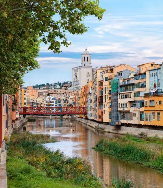 Eski Girona şehir, nehir Onyar görünüm