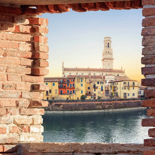 Altstadt von Verona, Blick durch Ziegelwand-Fenster — Stockfoto
