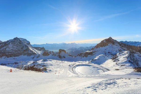 Ośrodek narciarski Zima w Alpach — Zdjęcie stockowe
